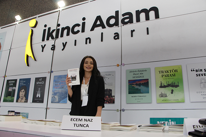 Ecem Naz Tunca 40. Uluslararası İstanbul TÜYAP kitap fuarında