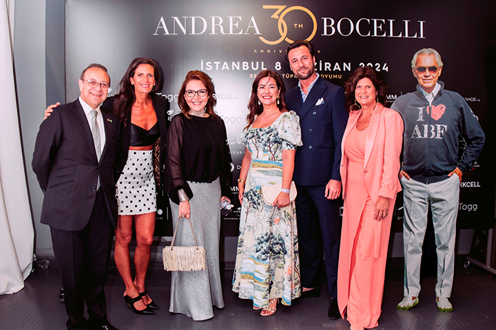 Hacer Pala dünyaca ünlü tenör Andrea Bocelli’yi kulisinde ziyaret etti