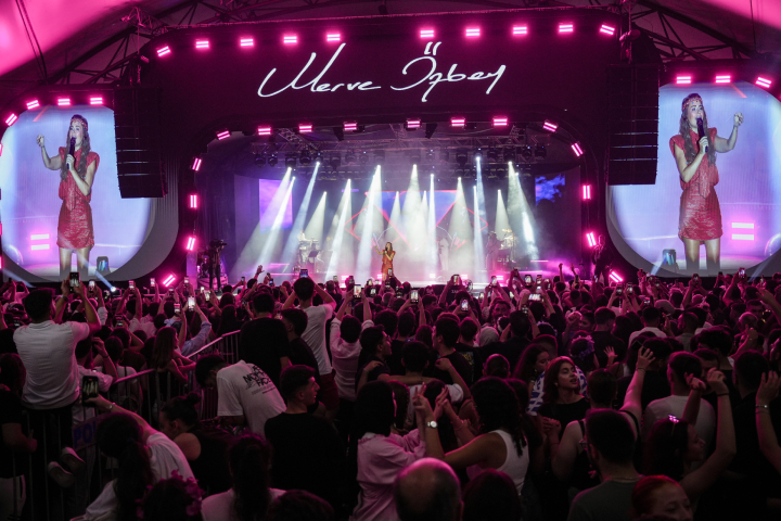 Merve Özbey’den Arhavi’de Müzik Dolu Gece