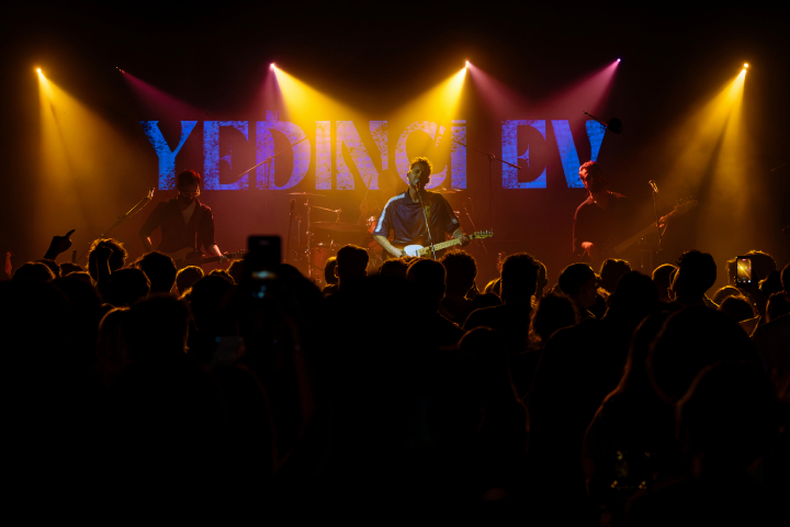 Yedinci Ev, Eylül Ayına Sahnede Hızlı Bir Giriş Yaptı