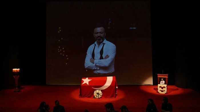 Serhat Kılıç’a sahneden son veda: Sanat dünyası usta oyuncuyu uğurladı