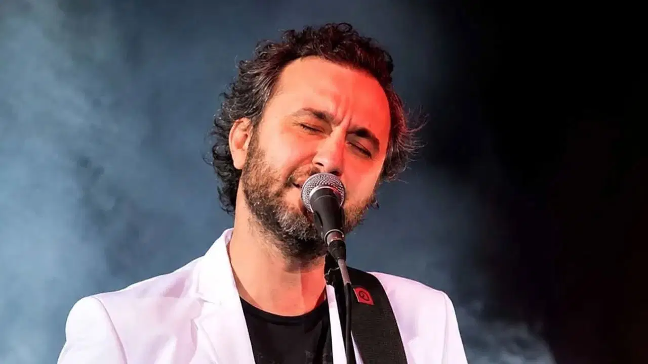 Şarkıcı Nev’den endişelendiren haber: İkinci kez entübe edildi, acil kan bağışı çağrısı yapıldı